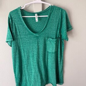 Zenana Outfitters Heathered Emerald V-Neck Pocket Tee